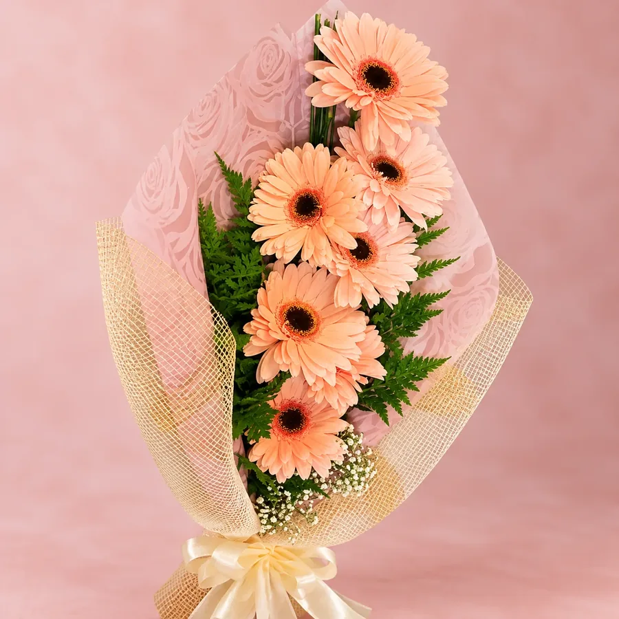 Bouquet de Gerberas, Diseño de mano con 6 gerberas en tonos durazno, envueltas con papel y malla, Florería Eben Ezer La Serena