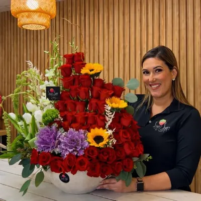 Cliente con su arreglo de flores