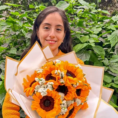 Cliente con su arreglo de flores