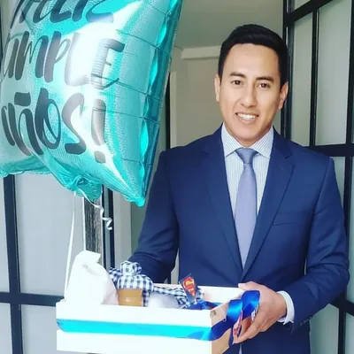 Cliente con su arreglo de flores