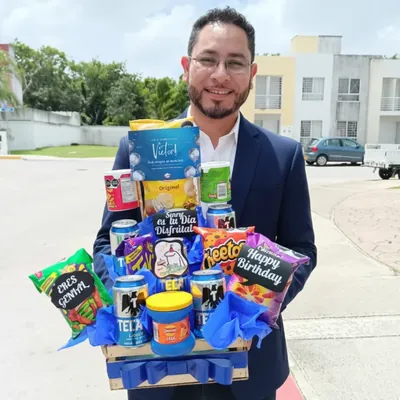 Cliente con su arreglo de flores