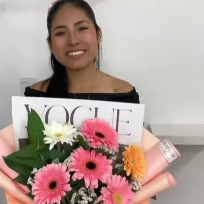 Cliente con su arreglo de flores