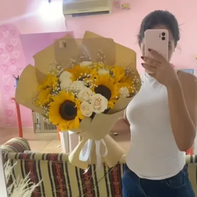 Cliente con su arreglo de flores