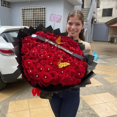 Cliente con su arreglo de flores