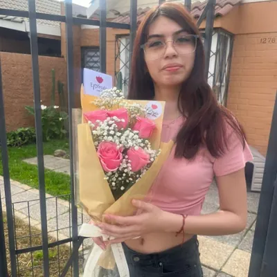 Cliente con su arreglo de flores
