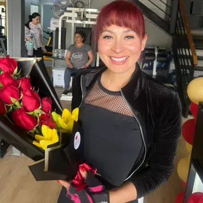 Cliente con su arreglo de flores