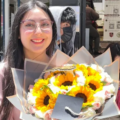 Cliente con su arreglo de flores